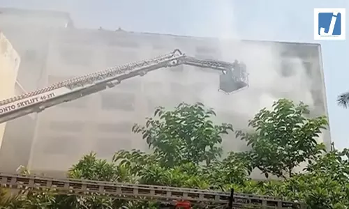 इमारत में लगी आग, दमकल की 8 गाड़ियां मौके पर इमारत में लगी आग, दमकल की 8 गाड़ियां मौके पर