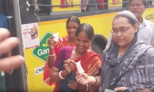 पश्चिम बंगाल: बस में फ्री सफर कर रहीं महिलाएं, भाजपा नेता ने कहा- एक महीने में पूरा किया वादा