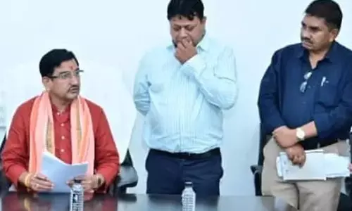 बिजली गुल की शिकायत पर बिफरे केंद्रीय राज्य मंत्री तोखन साहू बिजली गुल की शिकायत पर बिफरे केंद्रीय राज्य मंत्री तोखन साहू