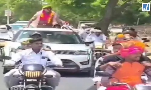 ट्रेनिंग पूरी कर गांव लौटने पर सिपाही का भव्य स्वागत, इस कारण चर्चा में आए ट्रेनिंग पूरी कर गांव लौटने पर सिपाही का भव्य स्वागत, इस कारण चर्चा में आए