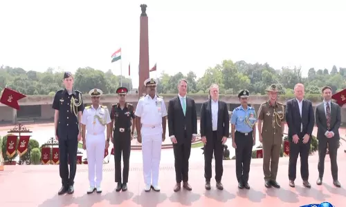 Australian Defence Minister रिचर्ड मार्लेस ने राष्ट्रीय युद्ध स्मारक पर श्रद्धांजलि अर्पित की Australian Defence Minister रिचर्ड मार्लेस ने राष्ट्रीय युद्ध स्मारक पर श्रद्धांजलि अर्पित की