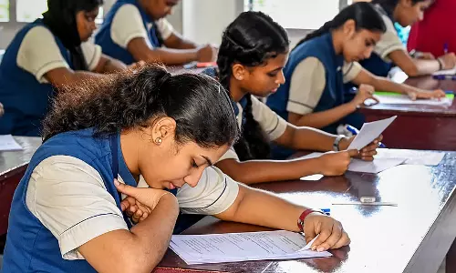 Kerala : नए शैक्षणिक सत्र की शुरुआत, स्कूलों में लौटी रौनक और बच्चों की चहचहाहट Kerala : नए शैक्षणिक सत्र की शुरुआत, स्कूलों में लौटी रौनक और बच्चों की चहचहाहट