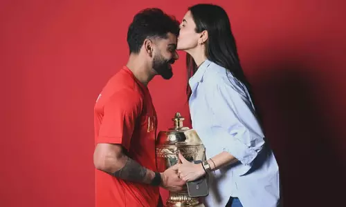 RCB की ऐतिहासिक जीत के बाद विराट कोहली और अनुष्का शर्मा का इमोशनल पल वायरल RCB की ऐतिहासिक जीत के बाद विराट कोहली और अनुष्का शर्मा का इमोशनल पल वायरल