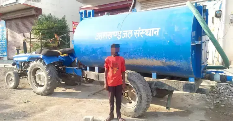 Haridwar: जल संस्थान के नाम वाले ट्रैक्टर से गंदा पानी नाले में डाला गया Haridwar: जल संस्थान के नाम वाले ट्रैक्टर से गंदा पानी नाले में डाला गया
