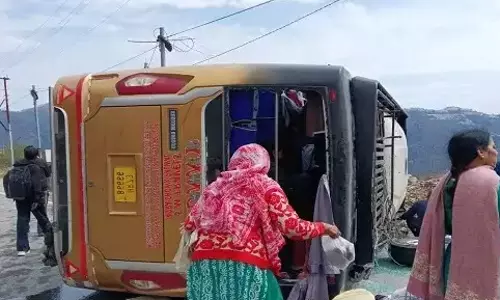 Dhanaulti: केदारनाथ जा रही बस दुर्घटनाग्रस्त, पांच घायल Dhanaulti: केदारनाथ जा रही बस दुर्घटनाग्रस्त, पांच घायल