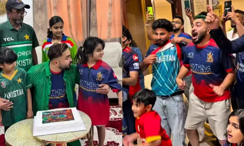 RCB की IPL 2026 जीत का जश्न विदेशों तक, UAE में पाकिस्तानी फैंस ने भी मनाई खुशी RCB की IPL 2026 जीत का जश्न विदेशों तक, UAE में पाकिस्तानी फैंस ने भी मनाई खुशी