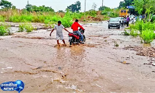 तेज बारिश और आंधी से खड्डें उफान पर, टेंट उड़े तेज बारिश और आंधी से खड्डें उफान पर, टेंट उड़े