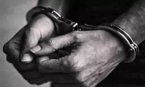 हत्या मामले में आरोपी गिरफ्तार, सेमी-ऑटोमैटिक पिस्टल बरामद हत्या मामले में आरोपी गिरफ्तार, सेमी-ऑटोमैटिक पिस्टल बरामद
