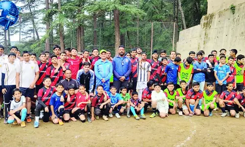 एडवड्र्स रेड टीम बनी फुटबाल की बादशाह एडवड्र्स रेड टीम बनी फुटबाल की बादशाह
