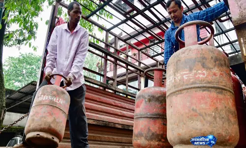 कमर्शियल LPG सिलेंडर की कीमतों में बढ़ोतरी के बाद कांग्रेस ने PM मोदी पर साधा निशाना
