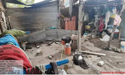 Beed : तेज हवाओं और भारी बारिश से तबाही, घरों और फसलों को नुकसान Beed : तेज हवाओं और भारी बारिश से तबाही, घरों और फसलों को नुकसान