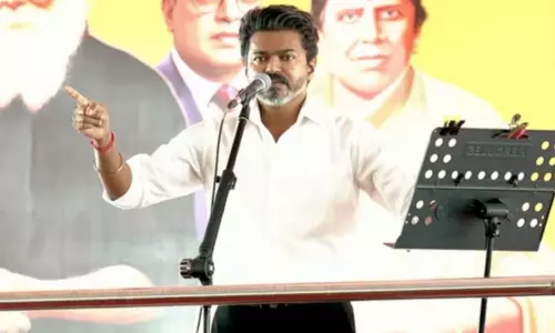 CM विजय ने तिरुचिरापल्ली में मतदाताओं का आभार जताया, AIADMK-DMK पर कसा तंज CM विजय ने तिरुचिरापल्ली में मतदाताओं का आभार जताया, AIADMK-DMK पर कसा तंज