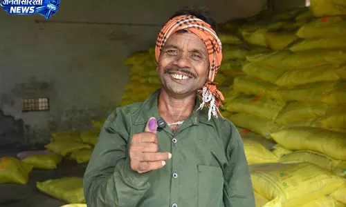 समितियो में खाद- बीज़ लेने किसानों में उत्साह,सुगम व्यवस्था से जताई संतुष्टि