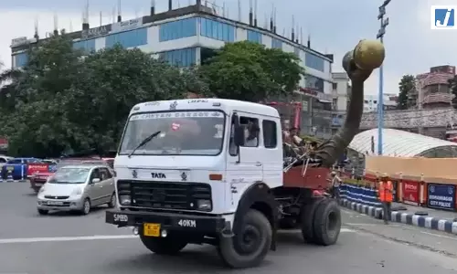 कोलकाता में लेक टाउन की VIP रोड से लियोनेल मेसी की प्रतिमा हटाई गई कोलकाता में लेक टाउन की VIP रोड से लियोनेल मेसी की प्रतिमा हटाई गई