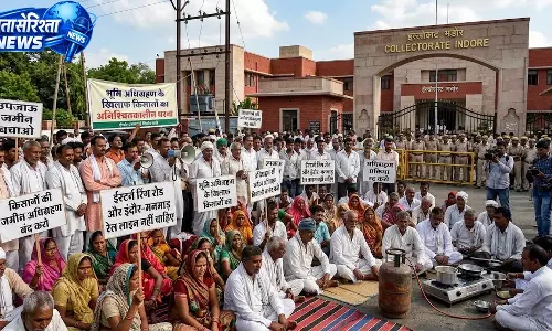 इंदौर में किसानों का इंदौर-मनमाड़ रेल लाइन और ईस्टर्न रिंग रोड के खिलाफ हल्लाबोल इंदौर में किसानों का इंदौर-मनमाड़ रेल लाइन और ईस्टर्न रिंग रोड के खिलाफ हल्लाबोल