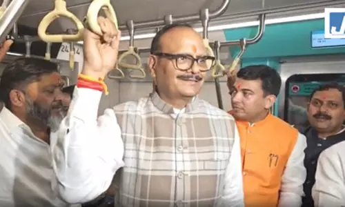 मुंबई में ब्रजेश पाठक ने मेट्रो में किया सफर, कहा- वैश्विक संकट में पब्लिक ट्रांसपोर्ट अहम मुंबई में ब्रजेश पाठक ने मेट्रो में किया सफर, कहा- वैश्विक संकट में पब्लिक ट्रांसपोर्ट अहम