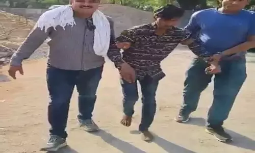 युवती के पिता पर चाकू हमले का आरोपी गिरफ्तार, घेराबंदी में भागते समय गिरकर घायल