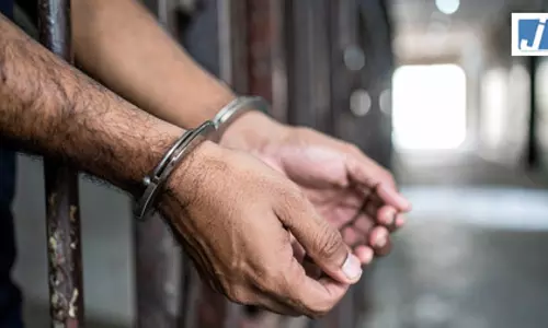 बिहार के पूर्णिया में रिश्वत लेते हुए राजस्व कर्मचारी गिरफ्तार बिहार के पूर्णिया में रिश्वत लेते हुए राजस्व कर्मचारी गिरफ्तार