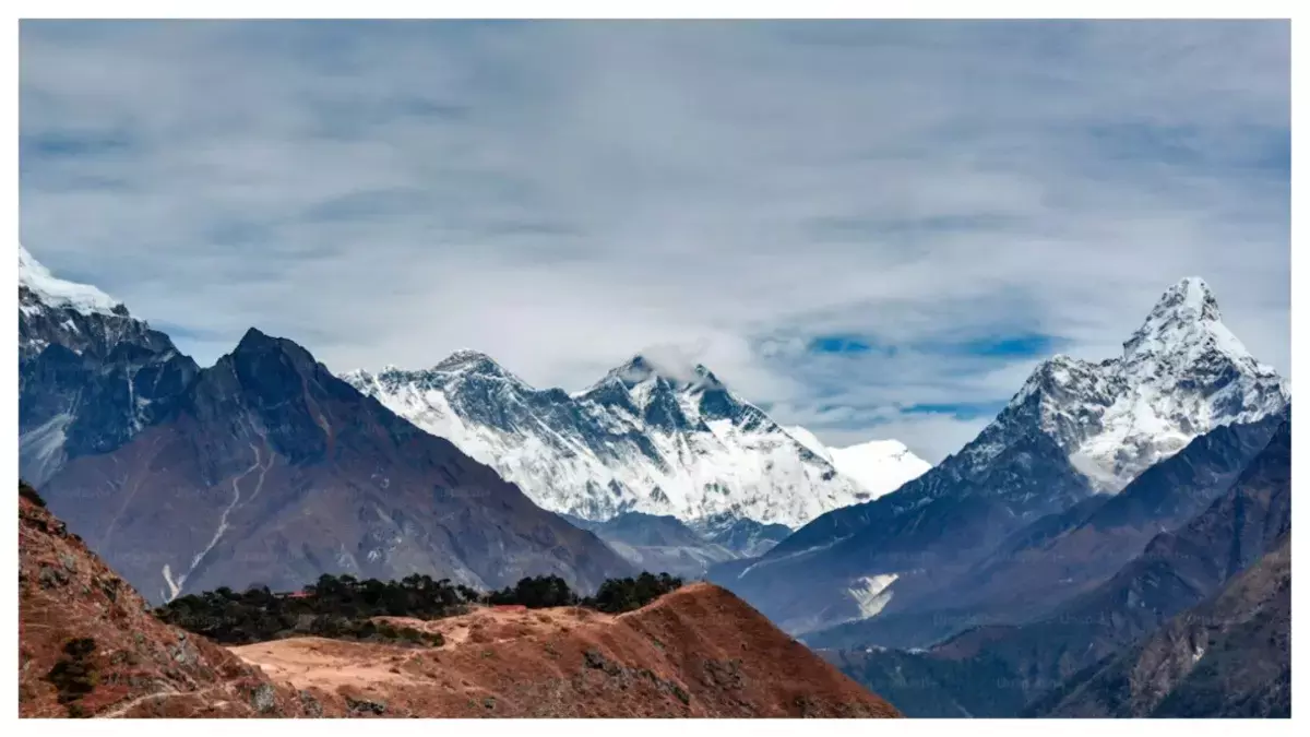 तूफ़ान का शिखर: रुद्र की अडिग निगरानी तूफ़ान का शिखर: रुद्र की अडिग निगरानी