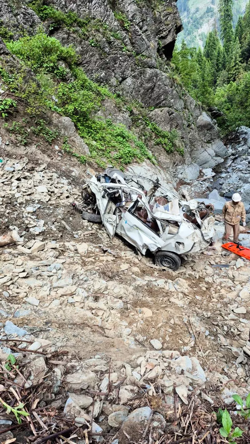 Himachal: चंबा हादसे के आठ पीड़ितों के शव बरामद Himachal: चंबा हादसे के आठ पीड़ितों के शव बरामद