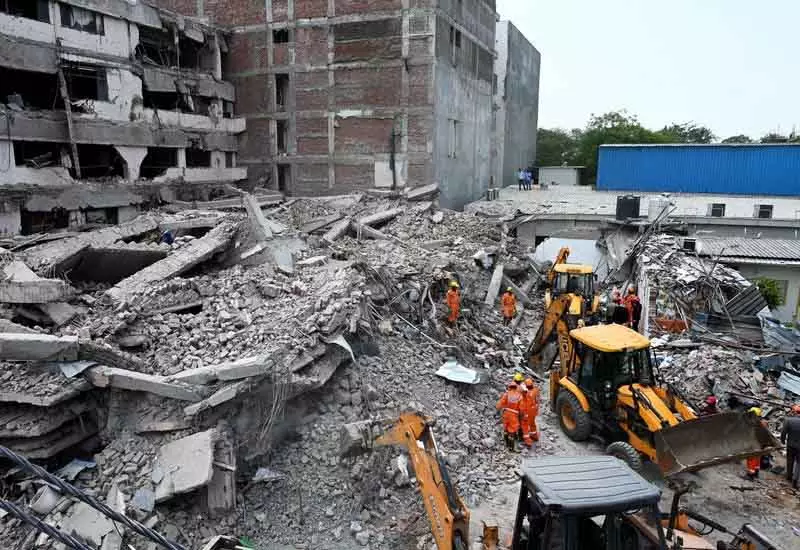Delhi बिल्डिंग गिरने से 7 की मौत, जांच के बाद दो इंजीनियर निलंबित Delhi बिल्डिंग गिरने से 7 की मौत, जांच के बाद दो इंजीनियर निलंबित