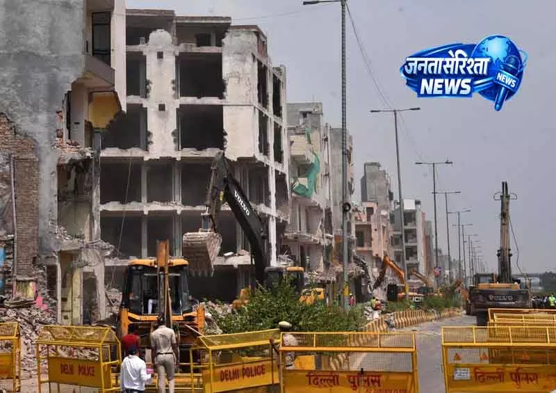 Delhi के शालीमार बाग में 143 अवैध निर्माण गिराए गए Delhi के शालीमार बाग में 143 अवैध निर्माण गिराए गए