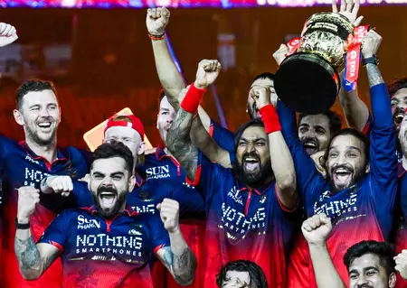 ढोल की थाप पर नाचे कोहली और क्रुणाल, चैंपियन बनने के बाद आरसीबी के ड्रेसिंग रूम में मना जमकर जश्न ढोल की थाप पर नाचे कोहली और क्रुणाल, चैंपियन बनने के बाद आरसीबी के ड्रेसिंग रूम में मना जमकर जश्न