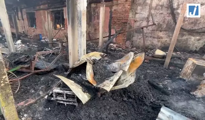मछली बाजार के गोदाम में भीषण आग, बैंक और दुकानों को पहुंचा भारी नुकसान मछली बाजार के गोदाम में भीषण आग, बैंक और दुकानों को पहुंचा भारी नुकसान