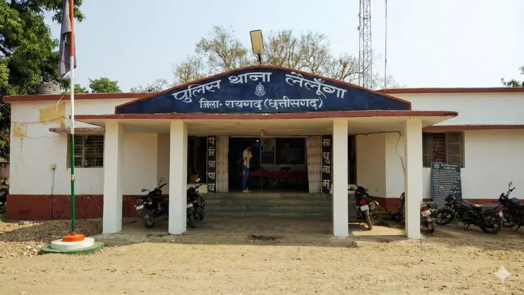 व्यापारी ने फोटो खींचने पर युवक को चप्पलों से पीटा, दी जान से मारने की धमकी व्यापारी ने फोटो खींचने पर युवक को चप्पलों से पीटा, दी जान से मारने की धमकी