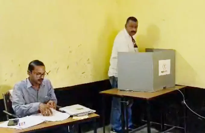नगरीय निकाय और पंचायत चुनाव, इन जिलों में वोटिंग जारी नगरीय निकाय और पंचायत चुनाव, इन जिलों में वोटिंग जारी