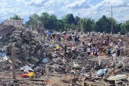 म्यांमार में बड़ा हादसा: विस्फोटक रखे गोदाम में धमाके से 45 से ज्यादा लोगों की मौत, बच्चे भी शामिल म्यांमार में बड़ा हादसा: विस्फोटक रखे गोदाम में धमाके से 45 से ज्यादा लोगों की मौत, बच्चे भी शामिल