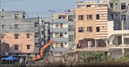 दिल्ली के शालीमार बाग में अवैध निर्माणों पर बुलडोजर एक्शन, दूसरे दिन भी जारी रहा अभियान दिल्ली के शालीमार बाग में अवैध निर्माणों पर बुलडोजर एक्शन, दूसरे दिन भी जारी रहा अभियान