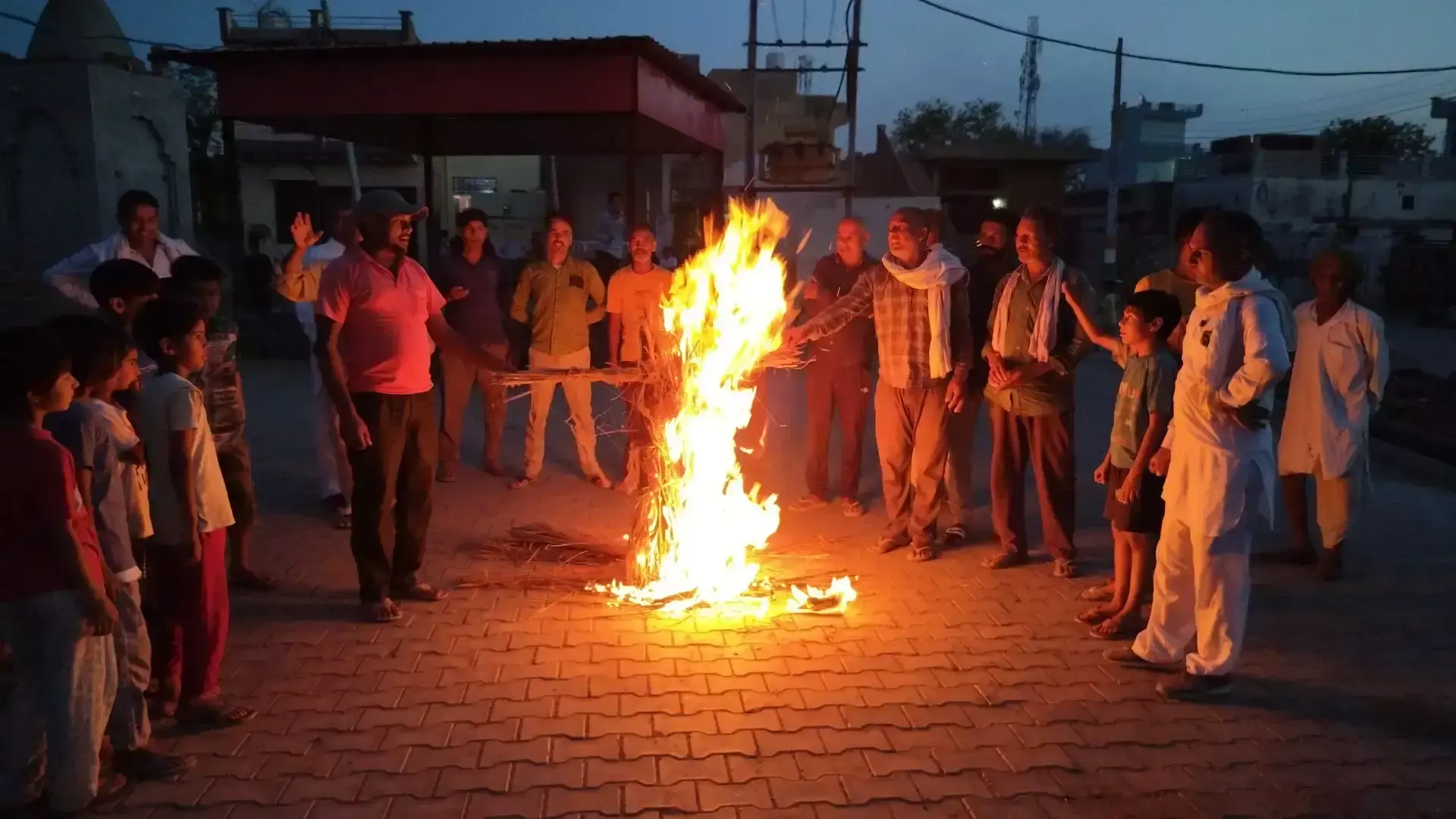 Jind: भवन निर्माण श्रमिकों ने जताया रोष, मंत्री का पुतला जलाया Jind: भवन निर्माण श्रमिकों ने जताया रोष, मंत्री का पुतला जलाया