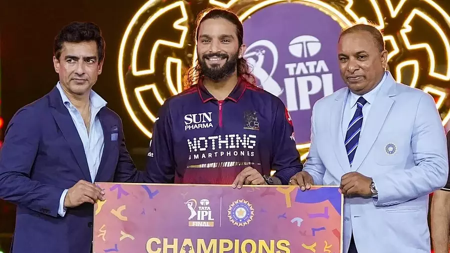 RCB कप्तान रजत पाटीदार ने दूसरी IPL ट्रॉफी दिवंगत फैंस को समर्पित की, भावुक हुए RCB कप्तान रजत पाटीदार ने दूसरी IPL ट्रॉफी दिवंगत फैंस को समर्पित की, भावुक हुए