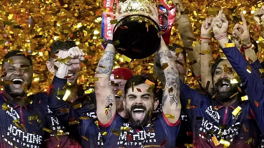 RCB ने गुजरात टाइटन्स को 5 विकेट से हराकर लगातार दूसरी IPL ट्रॉफी जीती RCB ने गुजरात टाइटन्स को 5 विकेट से हराकर लगातार दूसरी IPL ट्रॉफी जीती