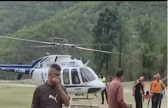 Rudraprayag: जिला अस्पताल में भर्ती कराया गया मदमहेश्वर का बीमार यात्री Rudraprayag: जिला अस्पताल में भर्ती कराया गया मदमहेश्वर का बीमार यात्री
