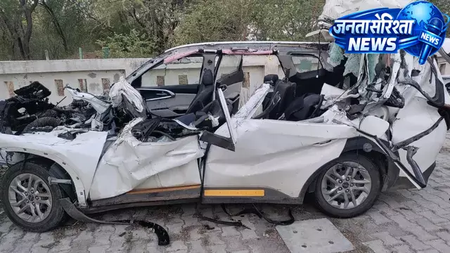 Agra-लखनऊ एक्सप्रेसवे पर भीषण हादसा, कंटेनर से टकराई कार; 3 की मौत, 5 घायल Agra-लखनऊ एक्सप्रेसवे पर भीषण हादसा, कंटेनर से टकराई कार; 3 की मौत, 5 घायल