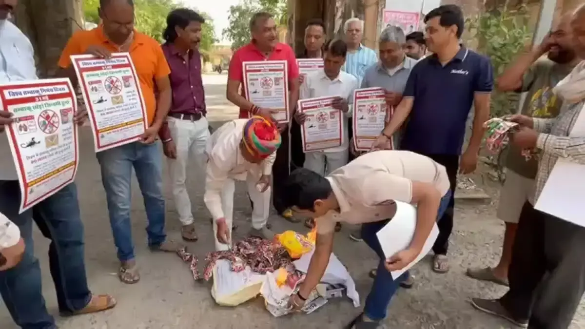 Jaipur: विश्व तंबाकू निषेध दिवस पर लोगों ने तंबाकू का दहन कर दिया संदेश Jaipur: विश्व तंबाकू निषेध दिवस पर लोगों ने तंबाकू का दहन कर दिया संदेश