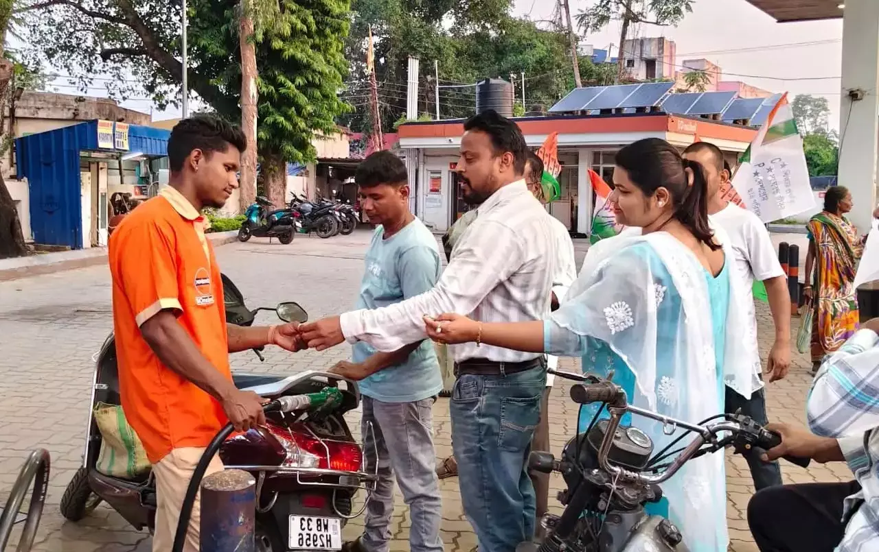 Kharagpur: ईंधन महंगाई के खिलाफ युवा कांग्रेस का प्रतीकात्मक प्रदर्शन, लोगों को चॉकलेट बांटकर जताया विरोध Kharagpur: ईंधन महंगाई के खिलाफ युवा कांग्रेस का प्रतीकात्मक प्रदर्शन, लोगों को चॉकलेट बांटकर जताया विरोध