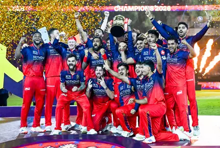 कोहली की क्लास, भुवनेश्वर का चला जादू, आरसीबी को चैंपियन बनाने में इन 5 खिलाड़ियों ने निभाई अहम भूमिका कोहली की क्लास, भुवनेश्वर का चला जादू, आरसीबी को चैंपियन बनाने में इन 5 खिलाड़ियों ने निभाई अहम भूमिका