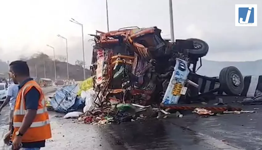 एक्सप्रेसवे पर बड़ा हादसा, कंटेनर पलटने से दो लोगों की मौत एक्सप्रेसवे पर बड़ा हादसा, कंटेनर पलटने से दो लोगों की मौत