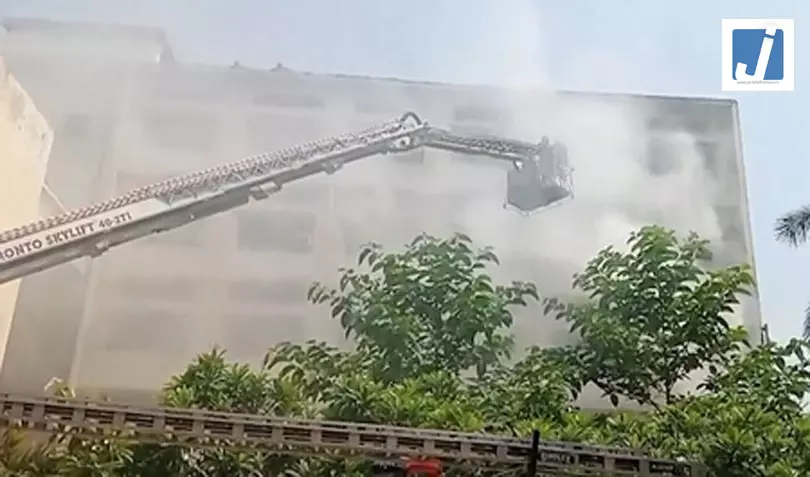 इमारत में लगी आग, दमकल की 8 गाड़ियां मौके पर इमारत में लगी आग, दमकल की 8 गाड़ियां मौके पर