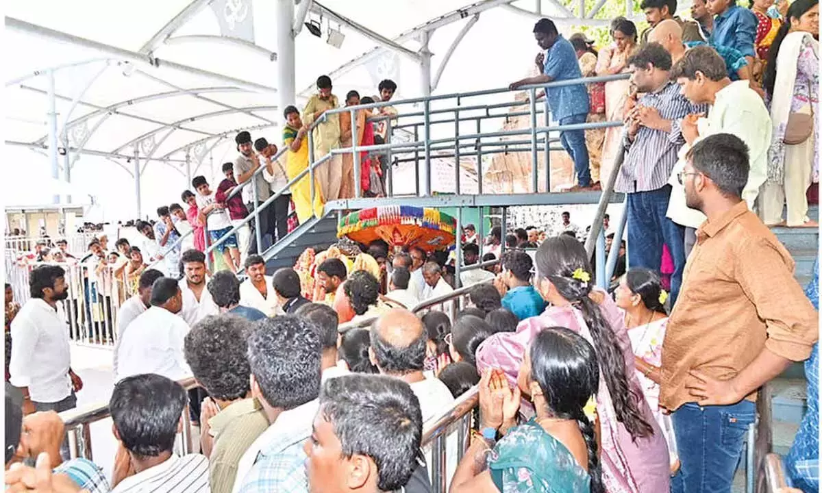Andhra: दुर्गा मंदिर में भक्तों की भारी भीड़ Andhra: दुर्गा मंदिर में भक्तों की भारी भीड़
