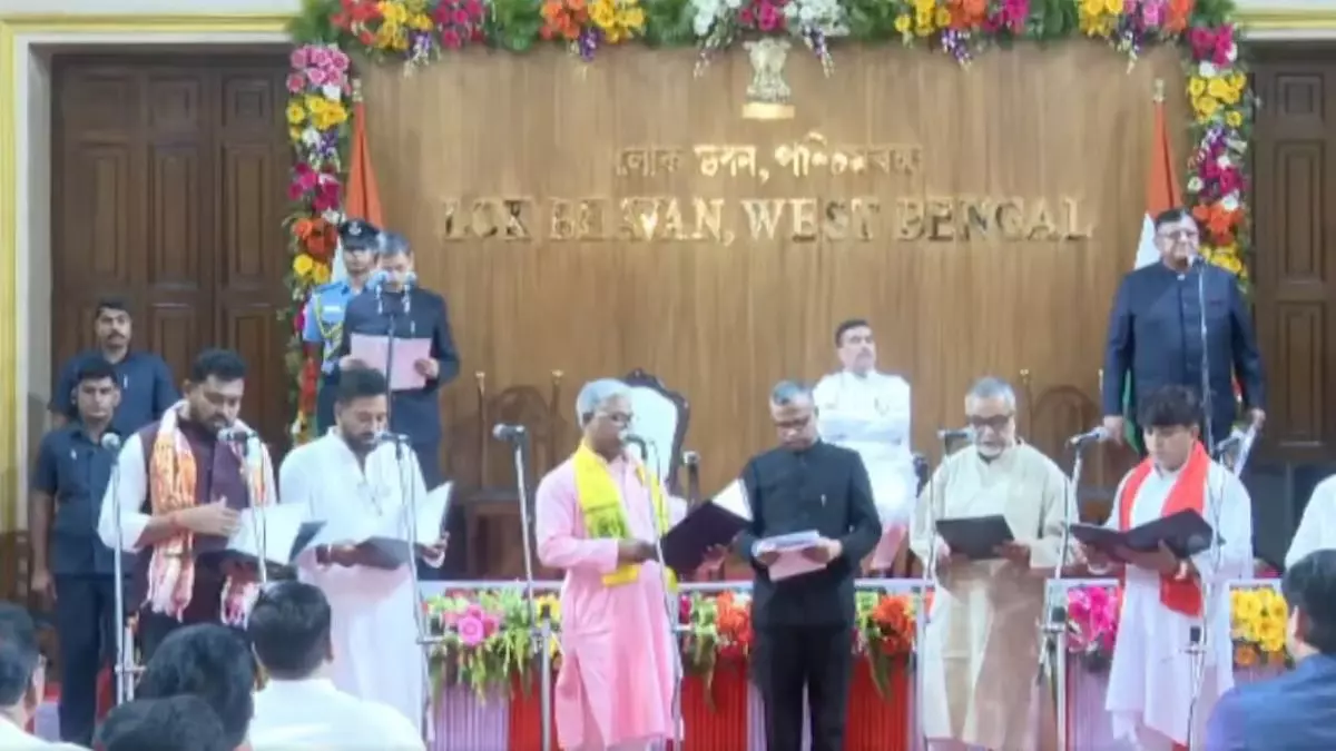 Bengal : कैबिनेट विस्तार, 35 नए मंत्रियों ने ली शपथ Bengal : कैबिनेट विस्तार, 35 नए मंत्रियों ने ली शपथ