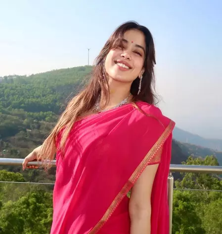 दर्शकों को खास नजरिए से देखती हैं जान्हवी कपूर, फिल्म मेकिंग को मानती हैं ‘सेवा कार्य’ दर्शकों को खास नजरिए से देखती हैं जान्हवी कपूर, फिल्म मेकिंग को मानती हैं ‘सेवा कार्य’