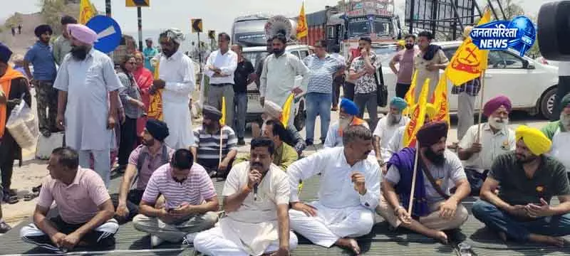 Himachal एंट्री टैक्स को लेकर संघर्ष समिति ने कीरतपुर-मनाली हाईवे जाम किया Himachal एंट्री टैक्स को लेकर संघर्ष समिति ने कीरतपुर-मनाली हाईवे जाम किया
