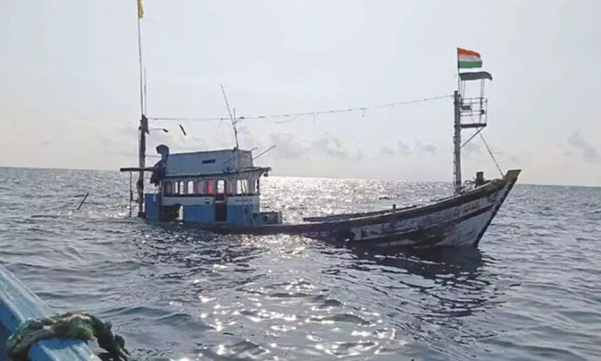 Karnataka: होन्नावर तट के पास डूबती नाव से 7 मछुआरों को बचाया गया Karnataka: होन्नावर तट के पास डूबती नाव से 7 मछुआरों को बचाया गया