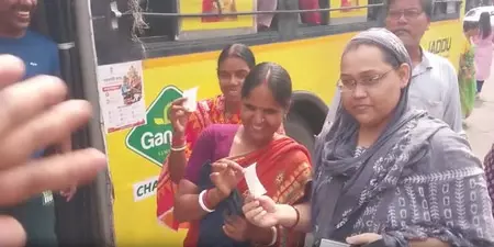 पश्चिम बंगाल: बस में फ्री सफर कर रहीं महिलाएं, भाजपा नेता ने कहा- एक महीने में पूरा किया वादा पश्चिम बंगाल: बस में फ्री सफर कर रहीं महिलाएं, भाजपा नेता ने कहा- एक महीने में पूरा किया वादा