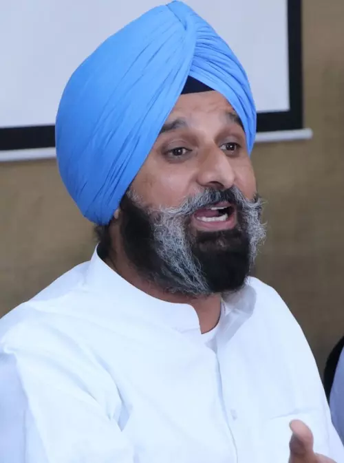 अकाली दल के नेता मजीठिया पर लटकी गिरफ्तारी की तलवार, पंजाब पुलिस ने कई ठिकानों पर मारे छापे अकाली दल के नेता मजीठिया पर लटकी गिरफ्तारी की तलवार, पंजाब पुलिस ने कई ठिकानों पर मारे छापे