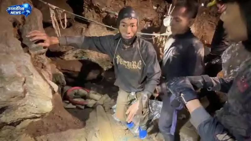 Bangkok बाढ़ग्रस्त गुफा में लापता लोगों की तलाश जारी Bangkok बाढ़ग्रस्त गुफा में लापता लोगों की तलाश जारी